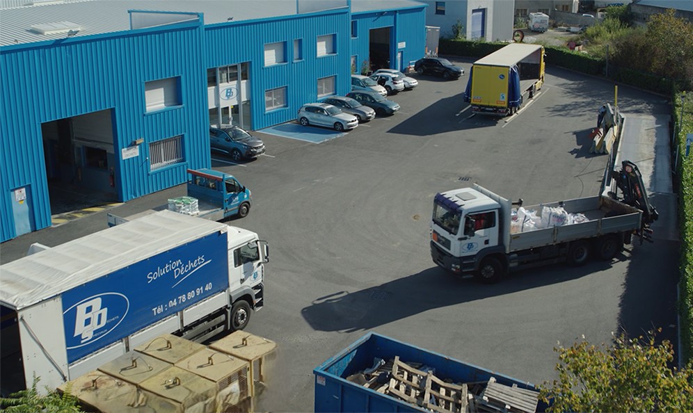 Bureaux et centre de traitement des déchets de BDS à Vaulx-en-Velin – Expertise en gestion des déchets dangereux et amiante.