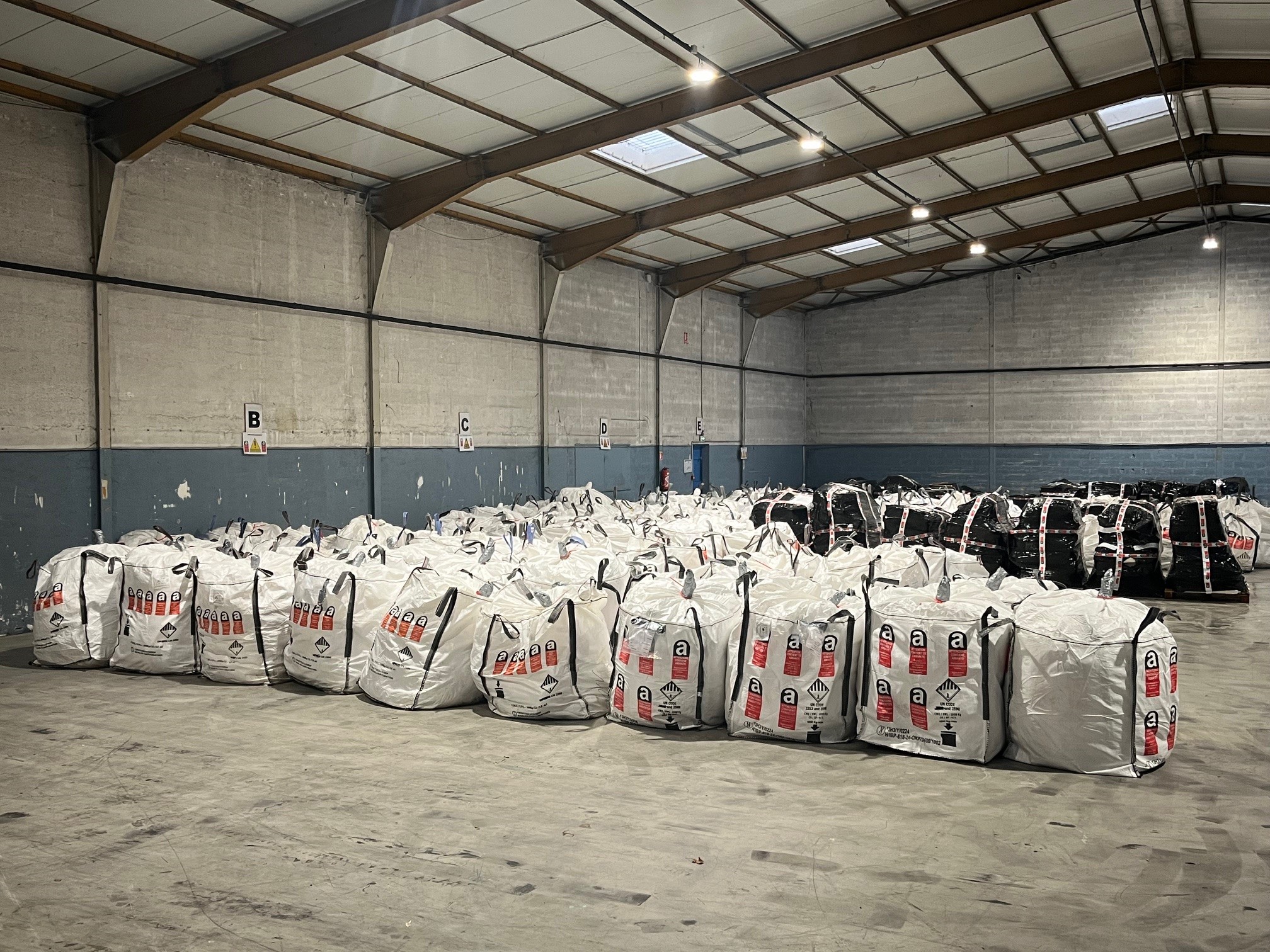 Big Bag contenant de l’amiante et d’autres déchets dangereux – Stockage sécurisé et prise en charge conforme par BDS.