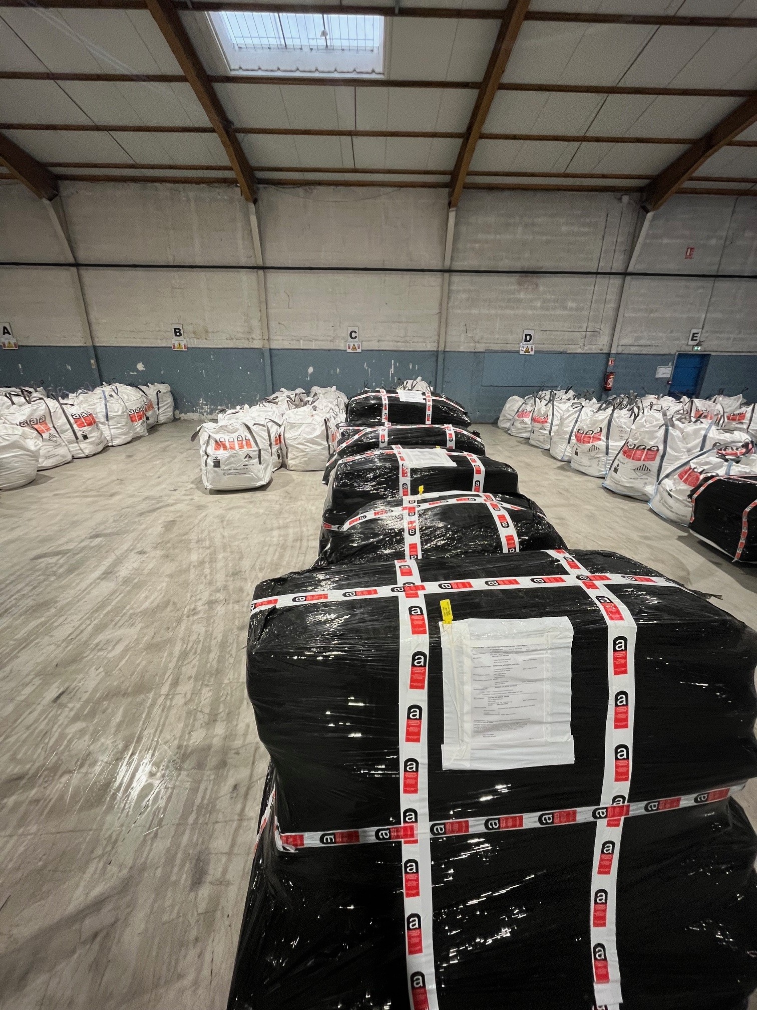 Big Bag contenant de l’amiante et d’autres déchets dangereux – Stockage sécurisé et prise en charge conforme par BDS.