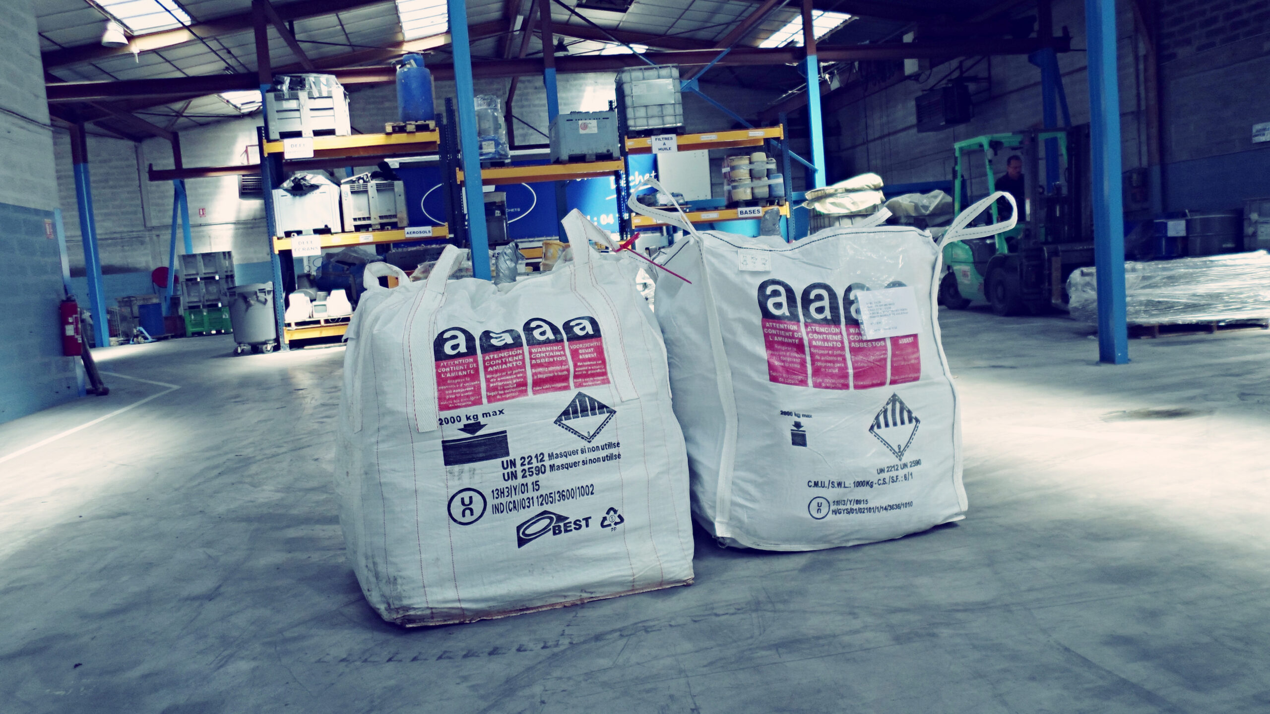 Big Bag contenant de l’amiante et d’autres déchets dangereux – Stockage sécurisé et prise en charge conforme par BDS.