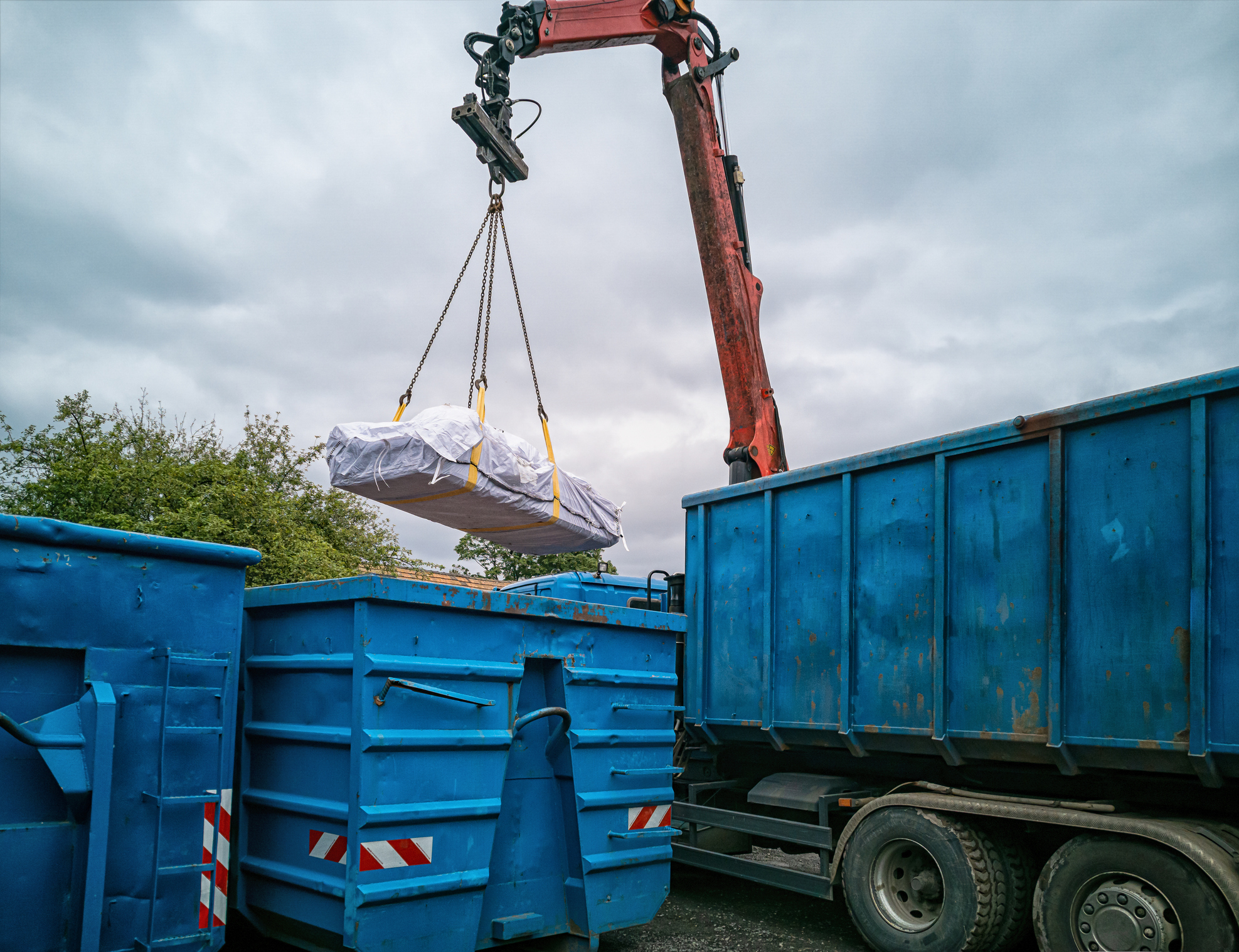 Camion en cours de chargement de déchets dangereux – Expertise BDS pour un transport sécurisé