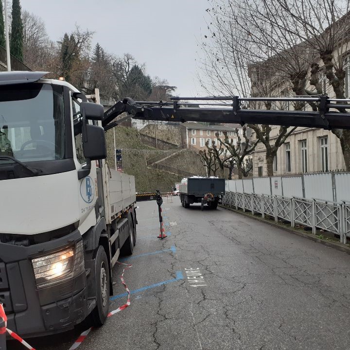 Grue qui récupère des Big Bag d'Amiante pour traitement
